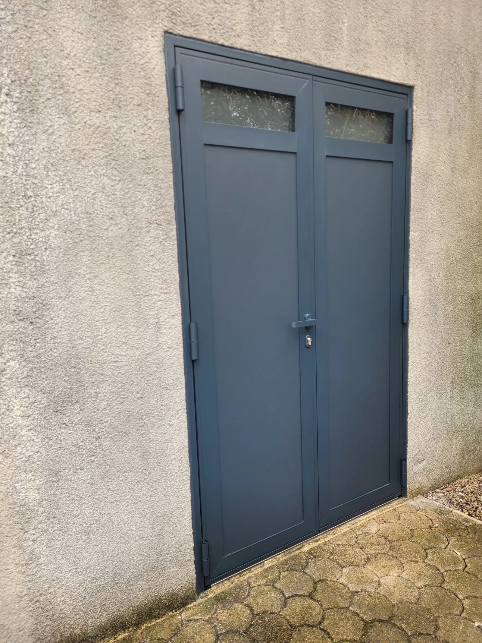 Porte à deux vantaux en aluminium anthracite avec impostes vitrées