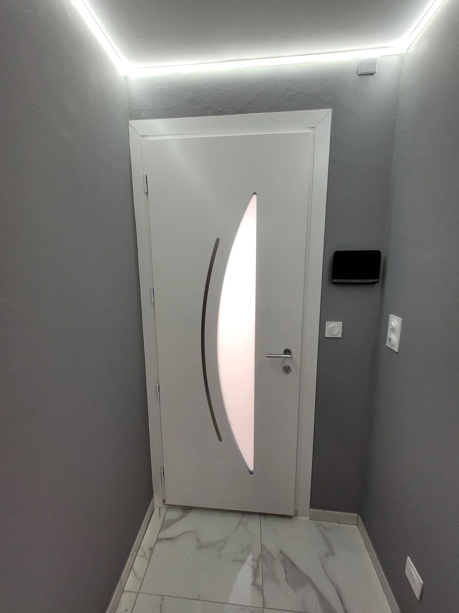 Porte d'entrée contemporaine blanche avec insert vitré courbe