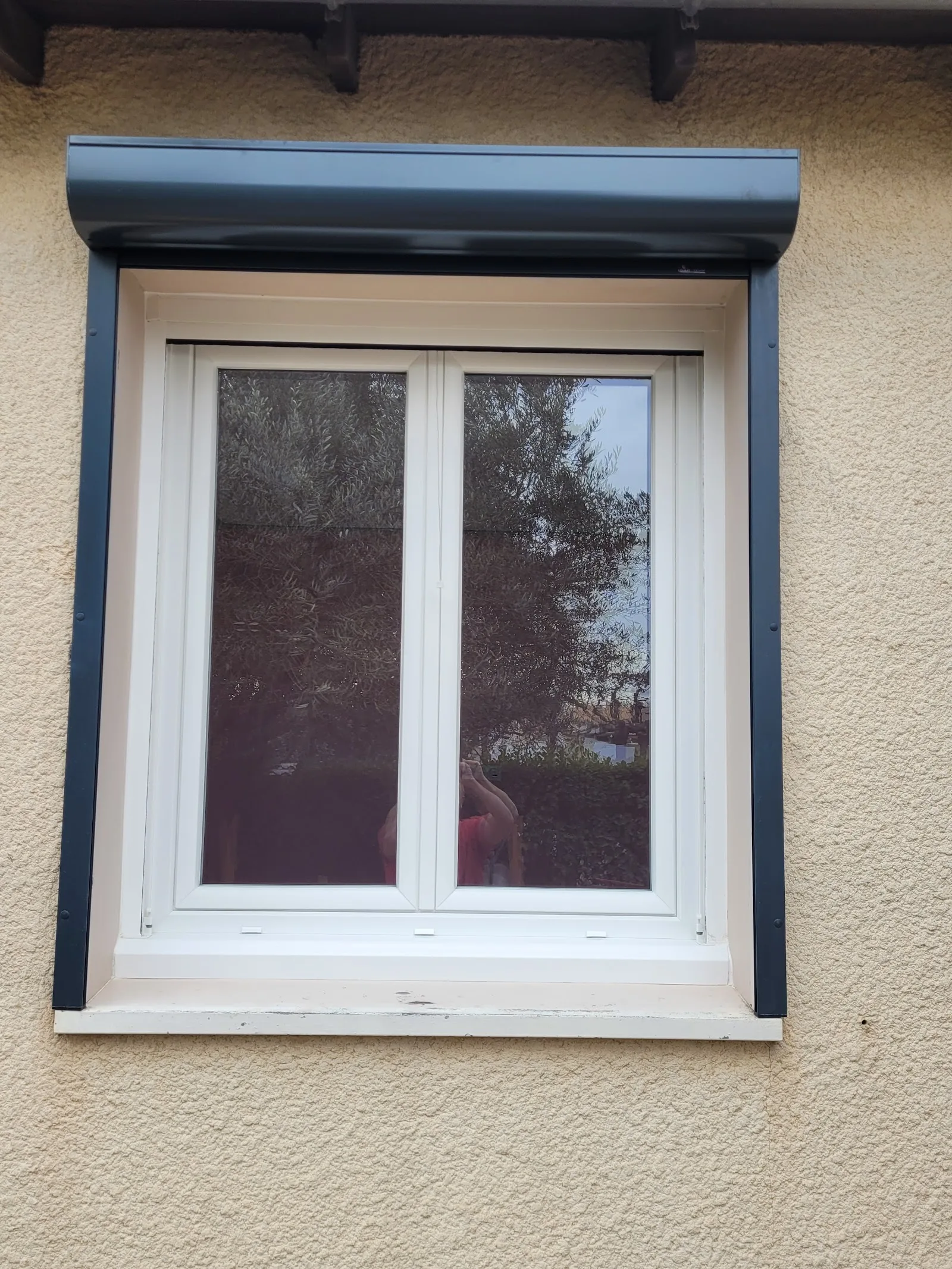 Fenêtre PVC blanche équipée d'un volet roulant anthracite